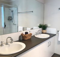 Luxury 4BR Home with KING Bed Lakes Entrance - Accommodation Adelaide