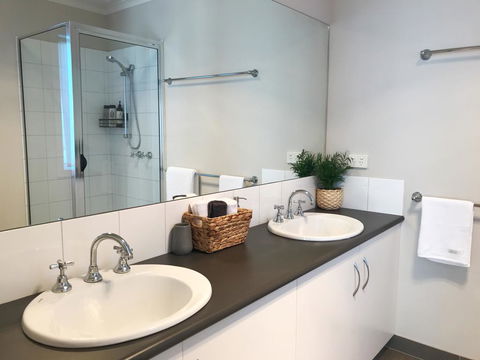 Luxury 4BR Home With KING Bed Lakes Entrance - Accommodation Adelaide 0