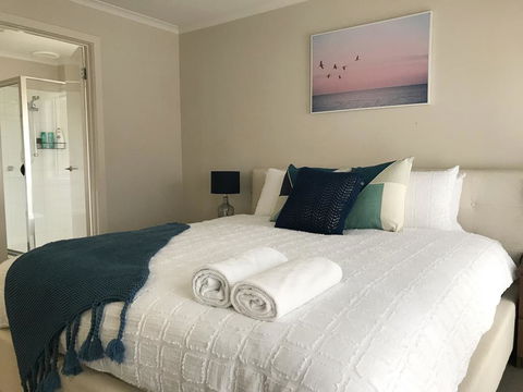 Luxury 4BR Home With KING Bed Lakes Entrance - Accommodation Adelaide 3