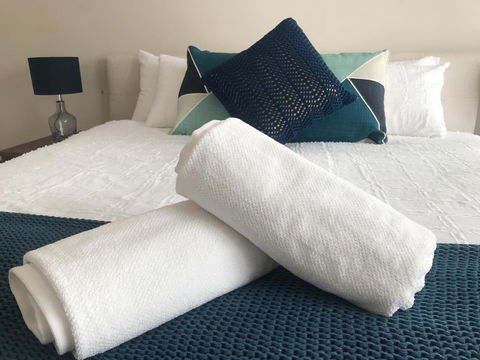 Luxury 4BR Home With KING Bed Lakes Entrance - Accommodation Adelaide 2