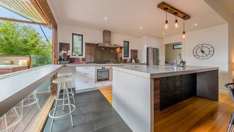 LUXURY BY THE SEA - CLOSE TO THE BEACH - Accommodation Adelaide 3