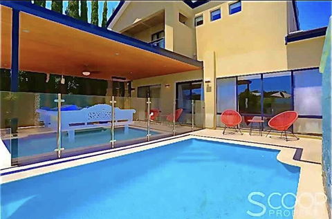 LUXURY VILLA W POOL & SPAS - Accommodation Adelaide 0