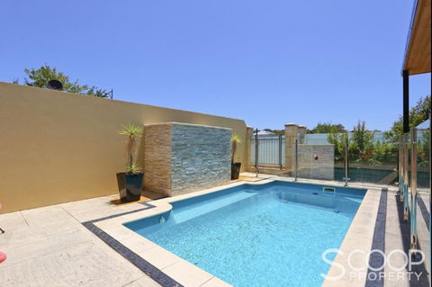 LUXURY VILLA W POOL & SPAS - Accommodation Adelaide 2
