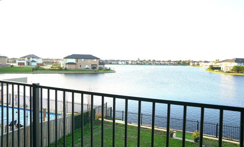 Luxury Waterfront Villa In Sanctuary Lakes - Accommodation Adelaide 2