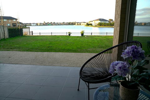 Luxury Waterfront Villa In Sanctuary Lakes - Accommodation Adelaide 1