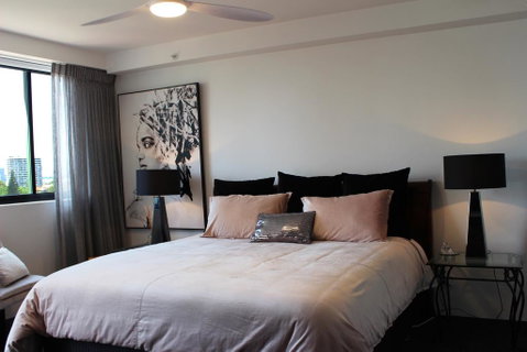 Main Beach Apartment At The Meriton - Accommodation Adelaide 3