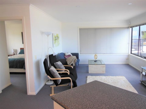 Modern Hobart Apartment With Stunning Views - Accommodation Adelaide 3