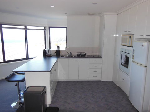 Modern Hobart Apartment With Stunning Views - Accommodation Adelaide 2