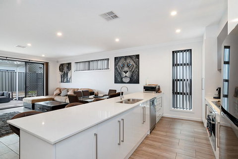 Modern Luxury At Christies Beach - Accommodation Adelaide 0