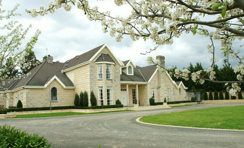 Montfort Manor - Accommodation Adelaide 0