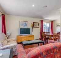 Brilliant neat convenient family-friendly house - Accommodation Adelaide