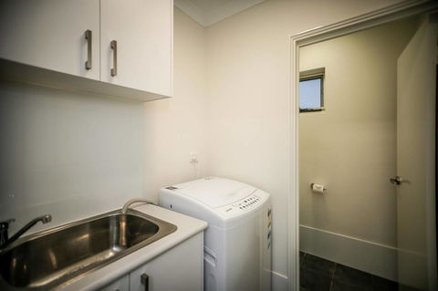 VIP Stays - Villa De Burswood Luxury 3BR Suite W/ King Bed FREE WIFI - Accommodation Adelaide 4