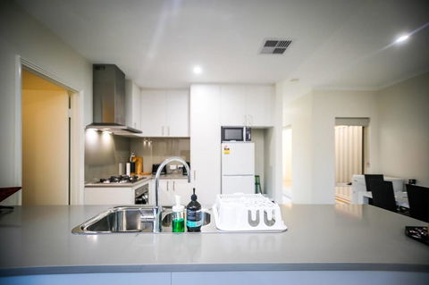 VIP Stays - Villa De Burswood Luxury 3BR Suite W/ King Bed FREE WIFI - Accommodation Adelaide 26