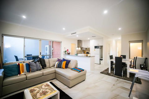 VIP Stays - Villa De Burswood Luxury 3BR Suite W/ King Bed FREE WIFI - Accommodation Adelaide 0