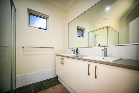 VIP Stays - Villa De Burswood Luxury 3BR Suite W/ King Bed FREE WIFI - Accommodation Adelaide 3