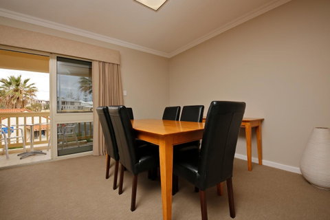The Marina Hotel - Mindarie - Accommodation Adelaide 11