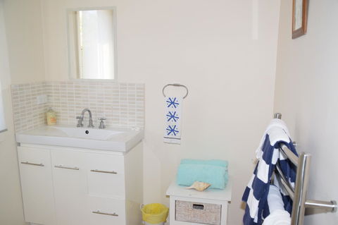 Anchorage Waterfront Retreat - Accommodation Adelaide 13