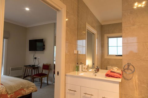 Mountain Blue Guest House - Accommodation Adelaide 13