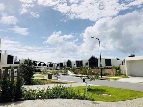 New Spacious Beachside Townhouse - Accommodation Adelaide 1