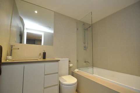 NORTH SYDNEY FULLY SELF CONTAINED MODERN 2 BED APARTMENT (16WAL) - Accommodation Adelaide 3