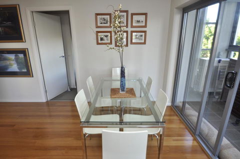 NORTH SYDNEY FULLY SELF CONTAINED MODERN 2 BED APARTMENT (16WAL) - Accommodation Adelaide 1