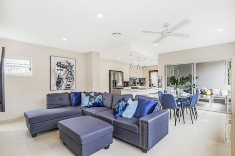 Park Avenue Luxe Townhouse Brand New Sleeps 9 - Accommodation Adelaide 0