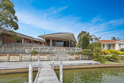Pelican Brief - Relaxing Canal Frontage - Accommodation Adelaide 0