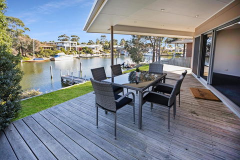 Pelican Brief - Relaxing Canal Frontage - Accommodation Adelaide 3