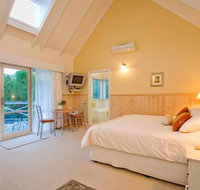 PLUM TREE STUDIO - couples lakeside spa retreat - Accommodation Adelaide