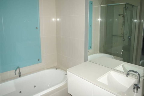 Q1 1 Bedroom Apartment On 30th Floor - Accommodation Adelaide 2