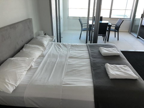 Q1 1 Bedroom Apartment On 30th Floor - Accommodation Adelaide 3