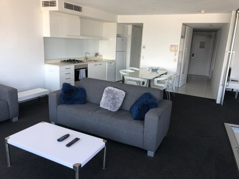 Q1 1 Bedroom Apartment On 30th Floor - Accommodation Adelaide 1