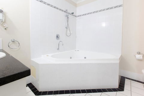 REGAL 32 APARTMENT - SPA BATH - Macrossan St - Accommodation Adelaide 2