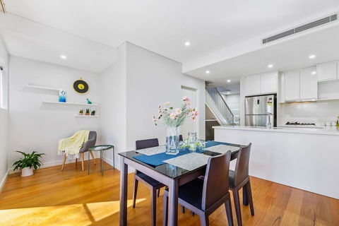Relax In A Spacious & Modern Townhouse In Asquith - Accommodation Adelaide 2
