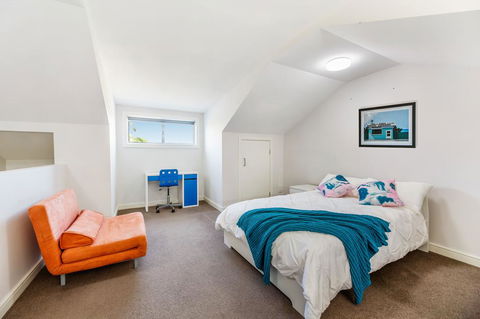 Relax In A Spacious & Modern Townhouse In Asquith - Accommodation Adelaide 3