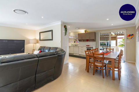 RELAXED COASTAL GETAWAY // MOMENTS TO WATERFRONT - Accommodation Adelaide 0