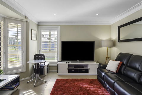 RELAXED COASTAL GETAWAY // MOMENTS TO WATERFRONT - Accommodation Adelaide 2