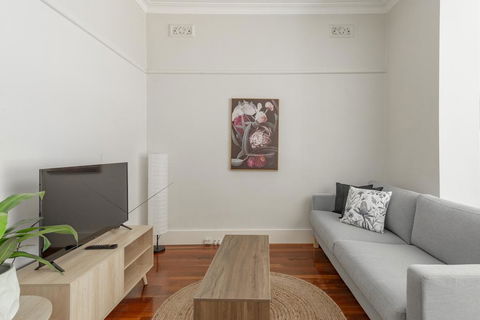 RELAXED FAMILY HOME WILLOUGHBY - Accommodation Adelaide 3
