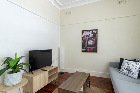 RELAXED FAMILY HOME WILLOUGHBY - Accommodation Adelaide 2