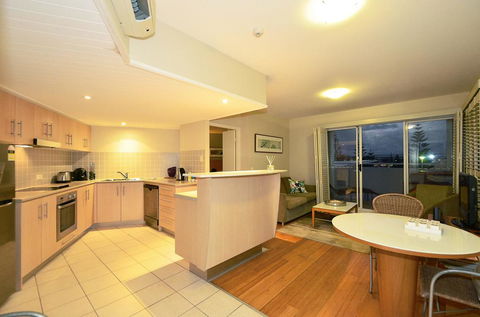 RESORT ON THE BEACH 2214/2215 - Accommodation Adelaide 1