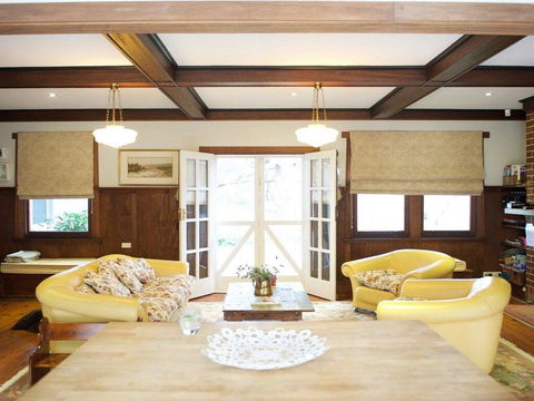Robin Hill Manor - Rambling Retreat & Tennis Court - Accommodation Adelaide 1