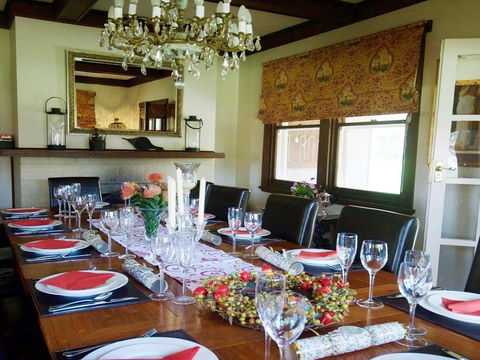 Robin Hill Manor - Rambling Retreat & Tennis Court - Accommodation Adelaide 3