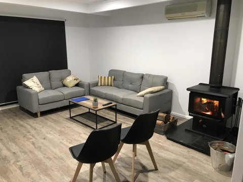 Schoolmasters Digs - Accommodation Adelaide 3
