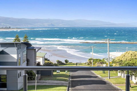 SEA SPECTACULAR - Seconds From The Beach! - Accommodation Adelaide 0