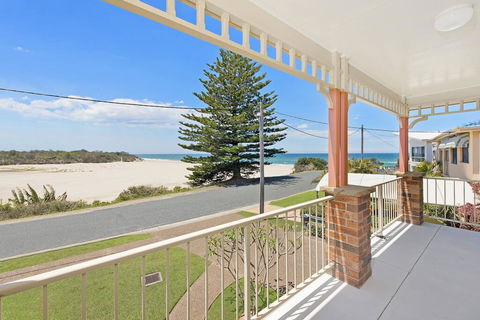 SEASCAPE - An Enticing Lakeside Escape - Accommodation Adelaide 0