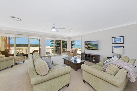 SEASCAPE - An Enticing Lakeside Escape - Accommodation Adelaide 1