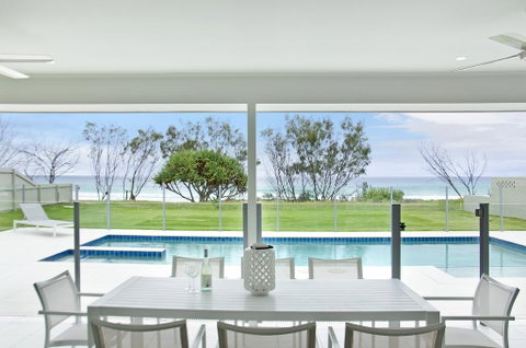 Sentosa On Tugun - Beachfront 5 Bedroom - Accommodation Adelaide 1