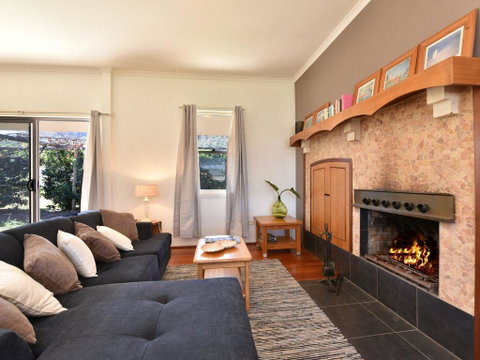 Somerville Wines Farmstay In Broke, Super Cute House On Working Farm. Walk For Miles. - Accommodation Adelaide 0