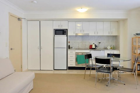 Spacious Studio By The Beach In Manly - Accommodation Adelaide 1
