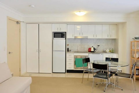 Spacious Studio By The Beach In Manly - Accommodation Adelaide 3